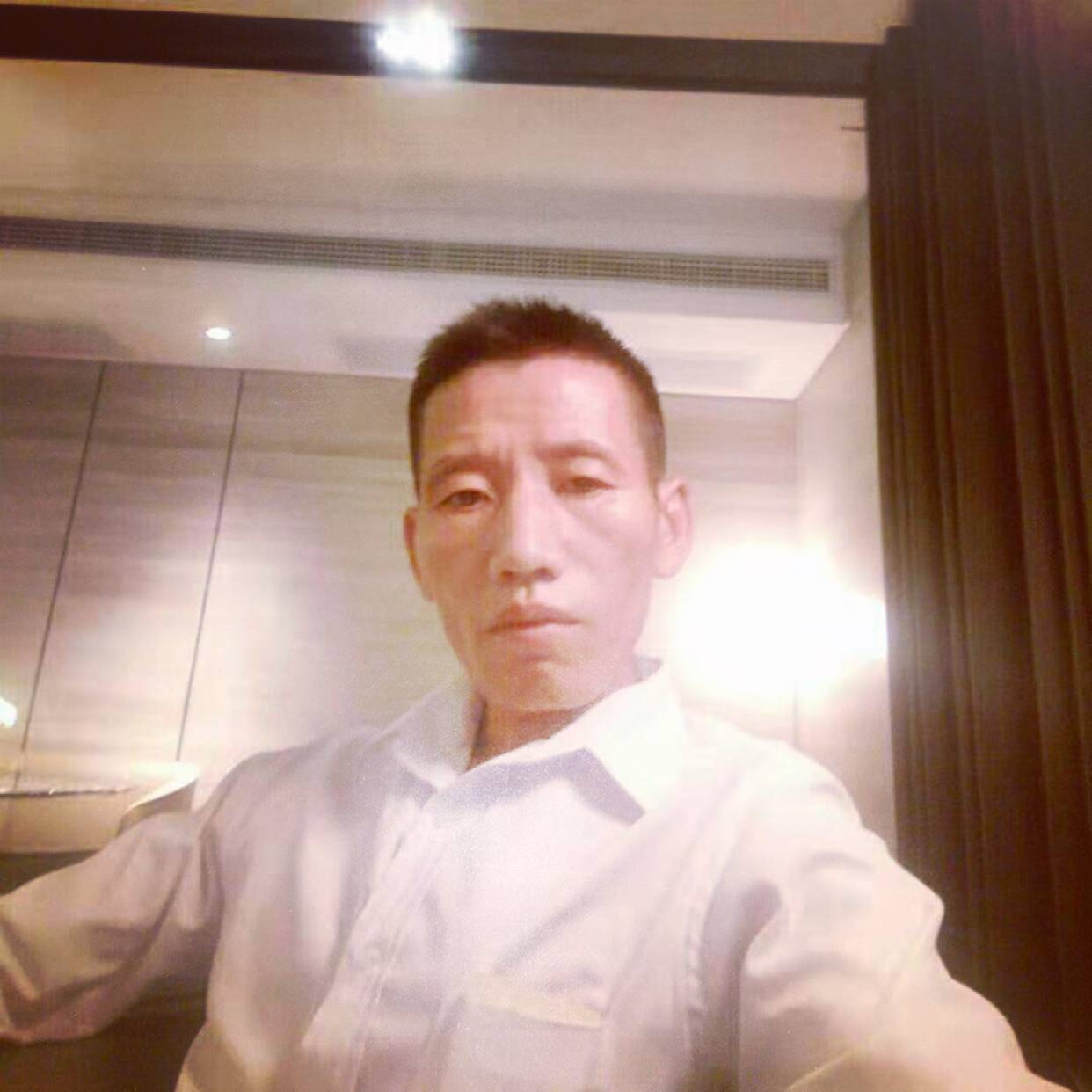 草丛凝眸踏实的照片