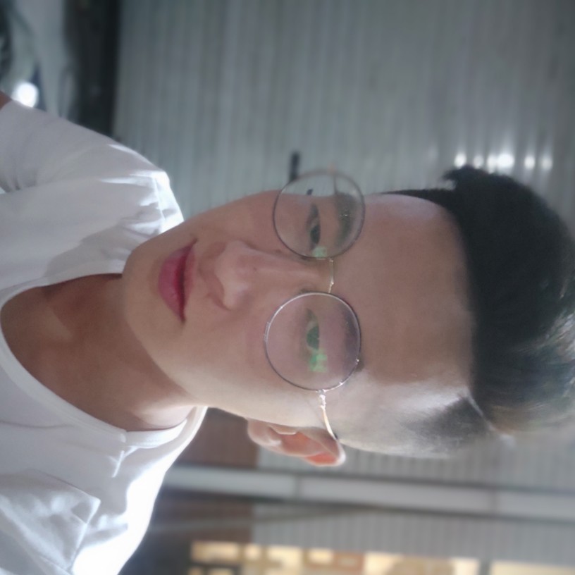 朋友回眸娇气的照片