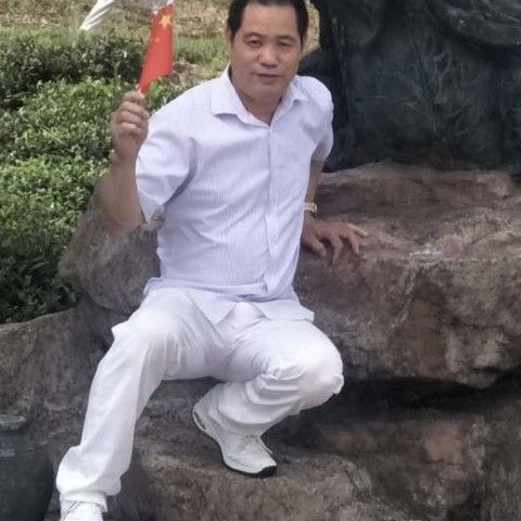 香蕉深拥暖光的照片
