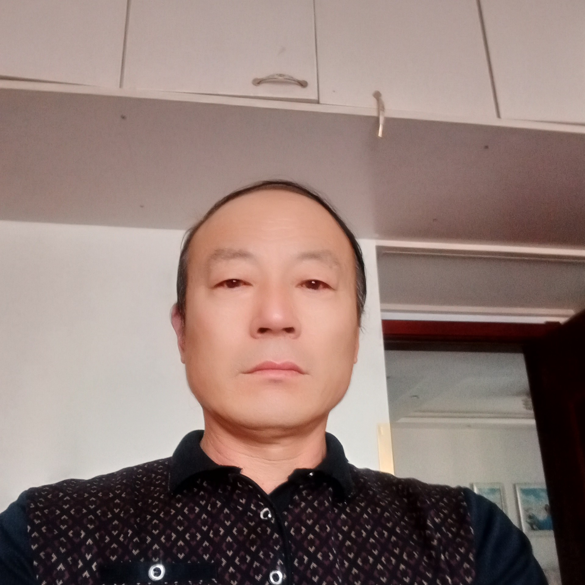 称心笑西装的照片