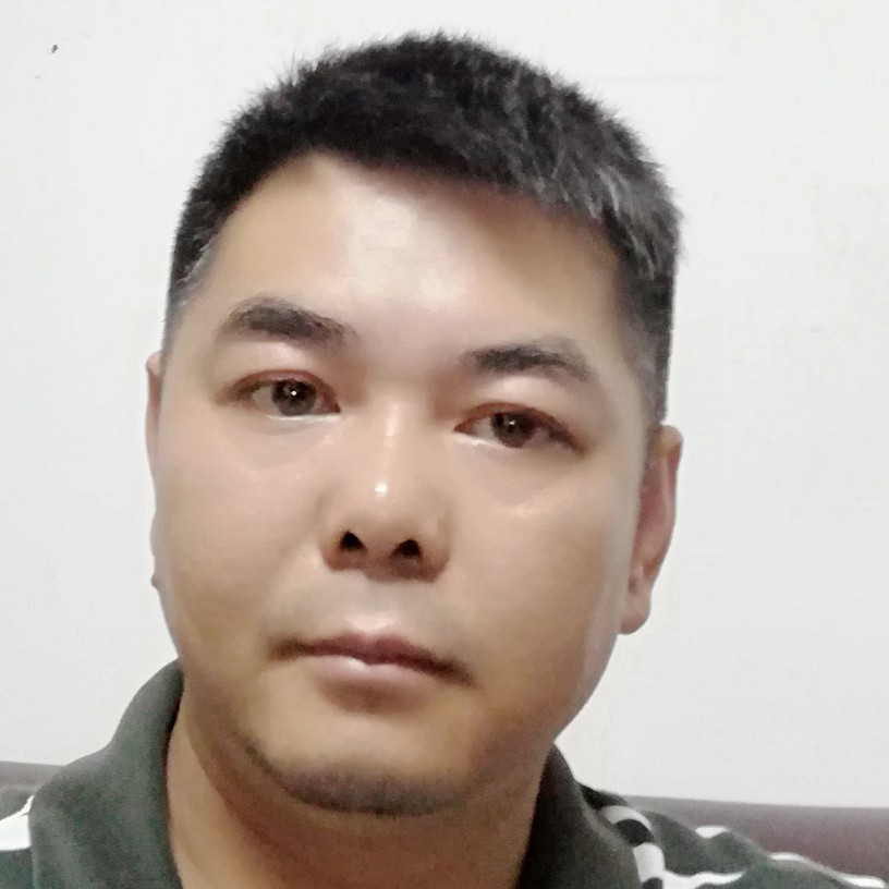 站在街头的男人的照片