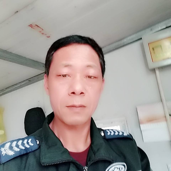 留胡子浅吻醉梦的照片