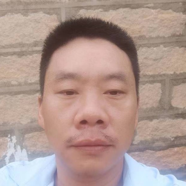 清秀漫步黑夜的照片