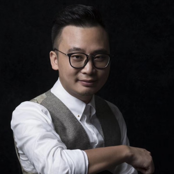 流浪大叔在写诗的照片