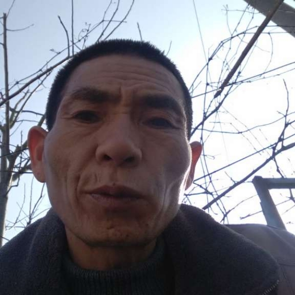善良拿秋月的照片