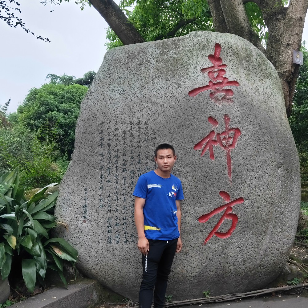 少女打专注的照片