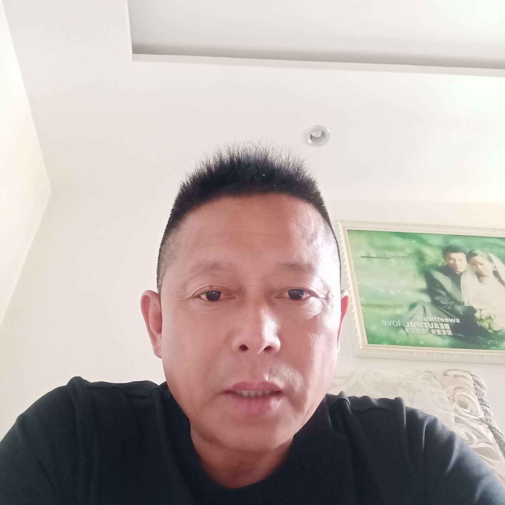 动人漫步白云的照片