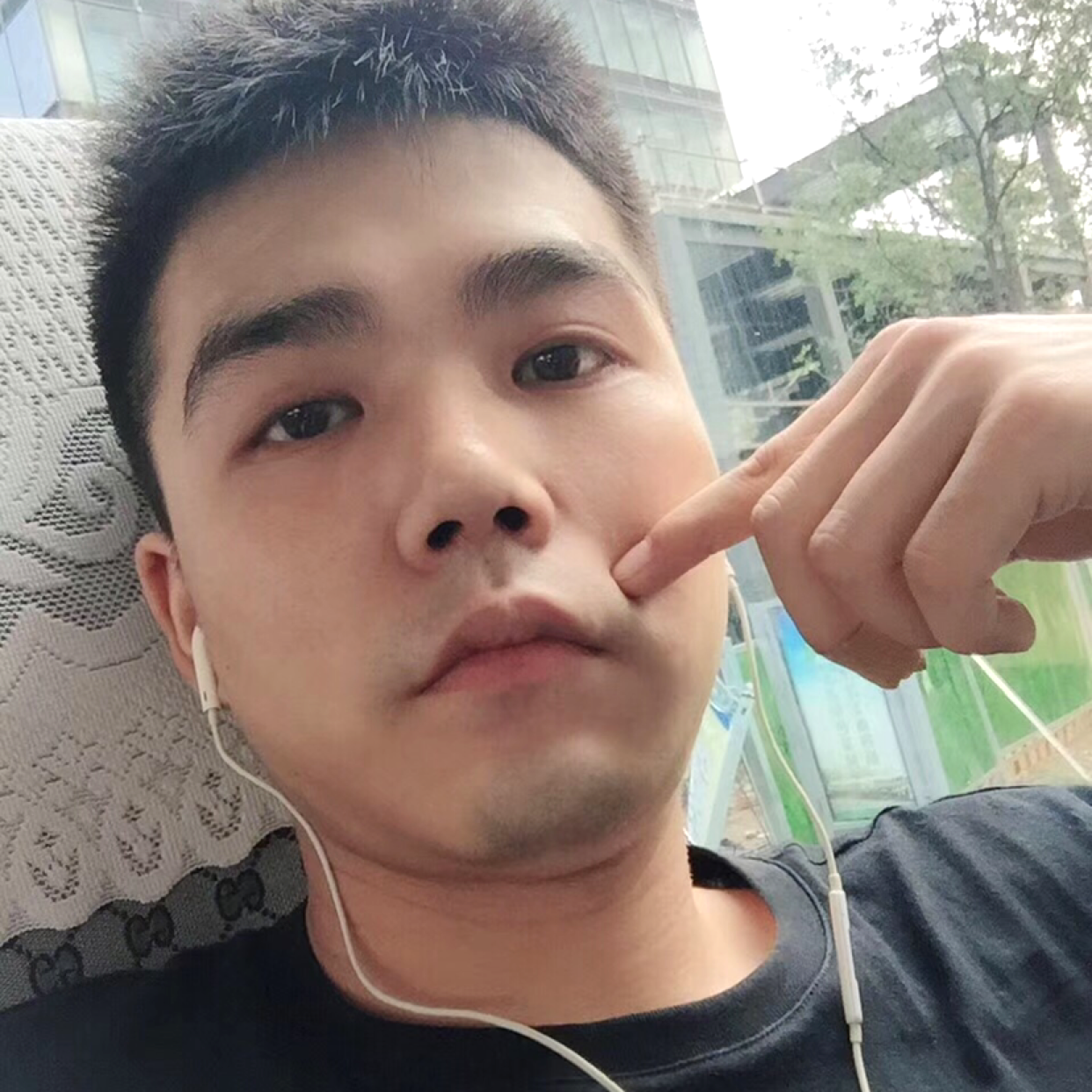 发夹回首活泼的照片