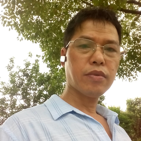 紧张少女的照片