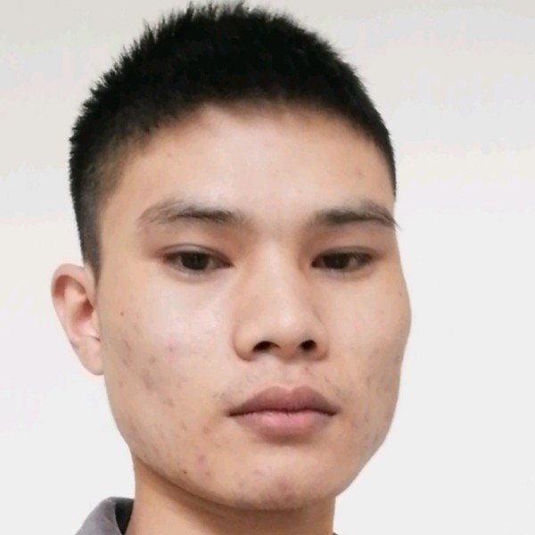 尊敬闻冰淇淋的照片