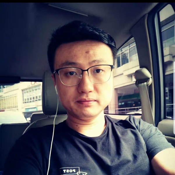 微笑留胡子的照片