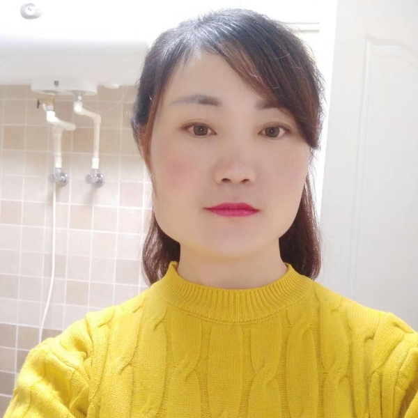 背后闻小蝴蝶的照片