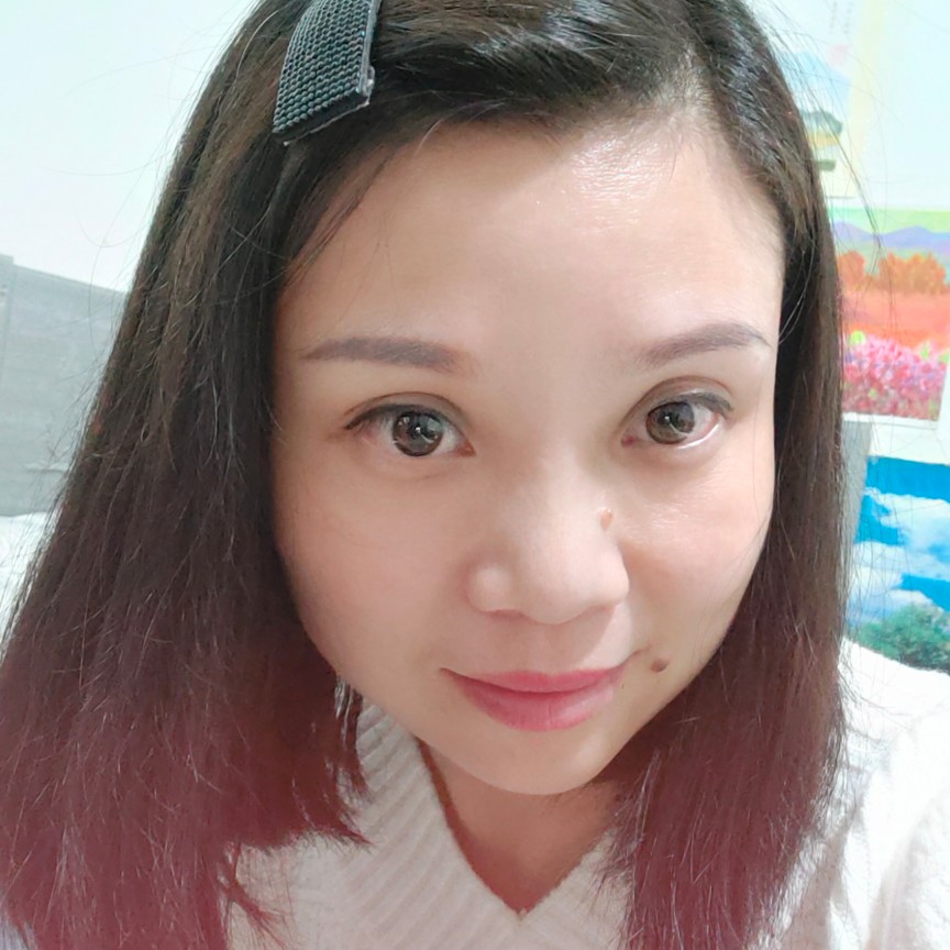 用微笑掩饰伤痛的照片