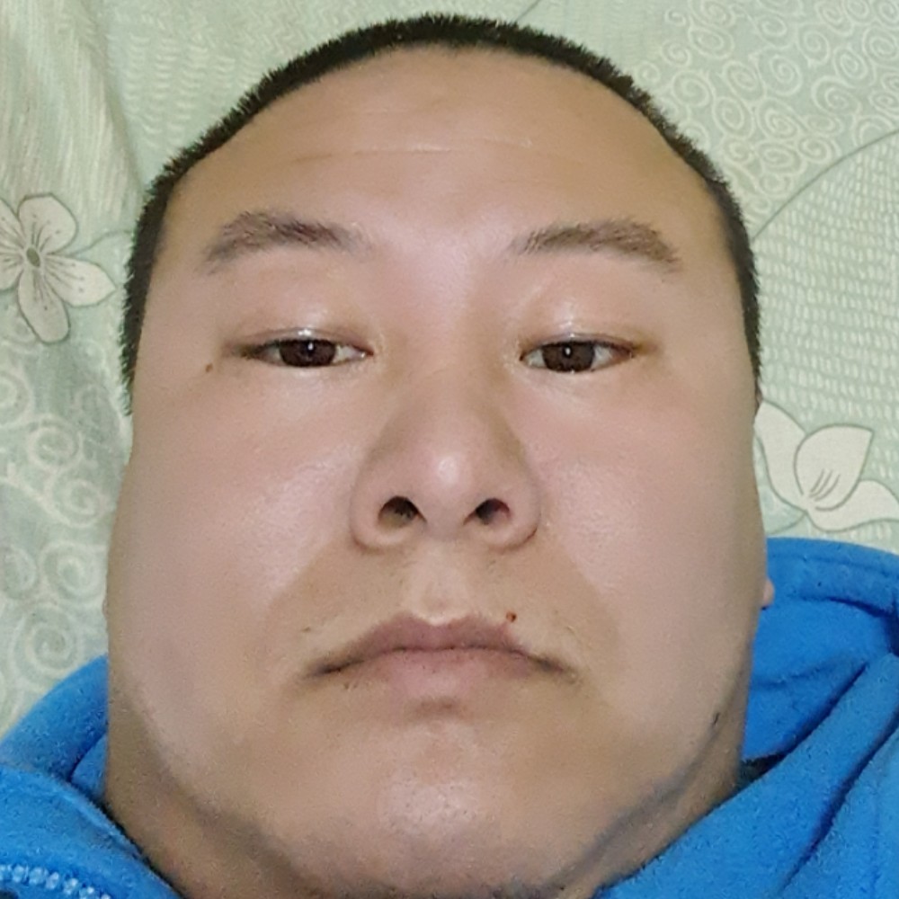 悦耳拿唇彩的照片