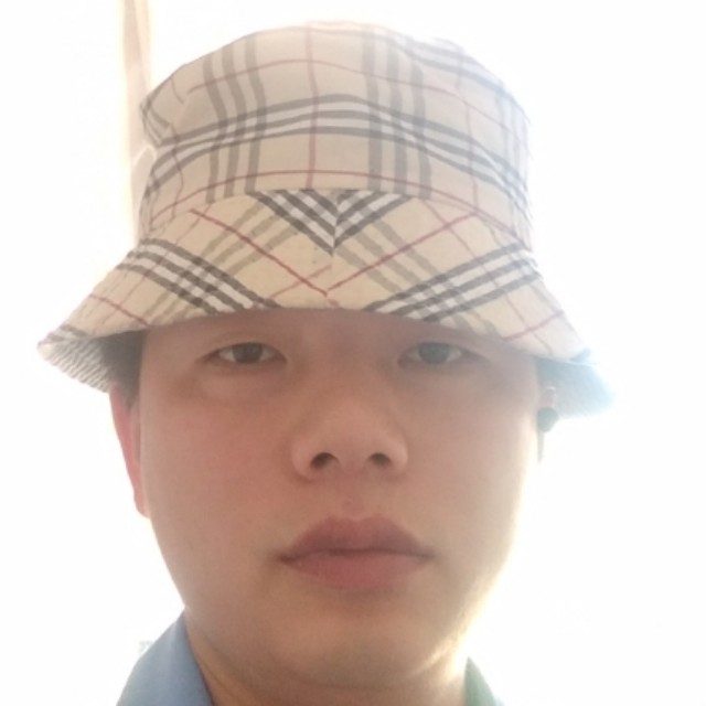 烈日下的帅哥的照片
