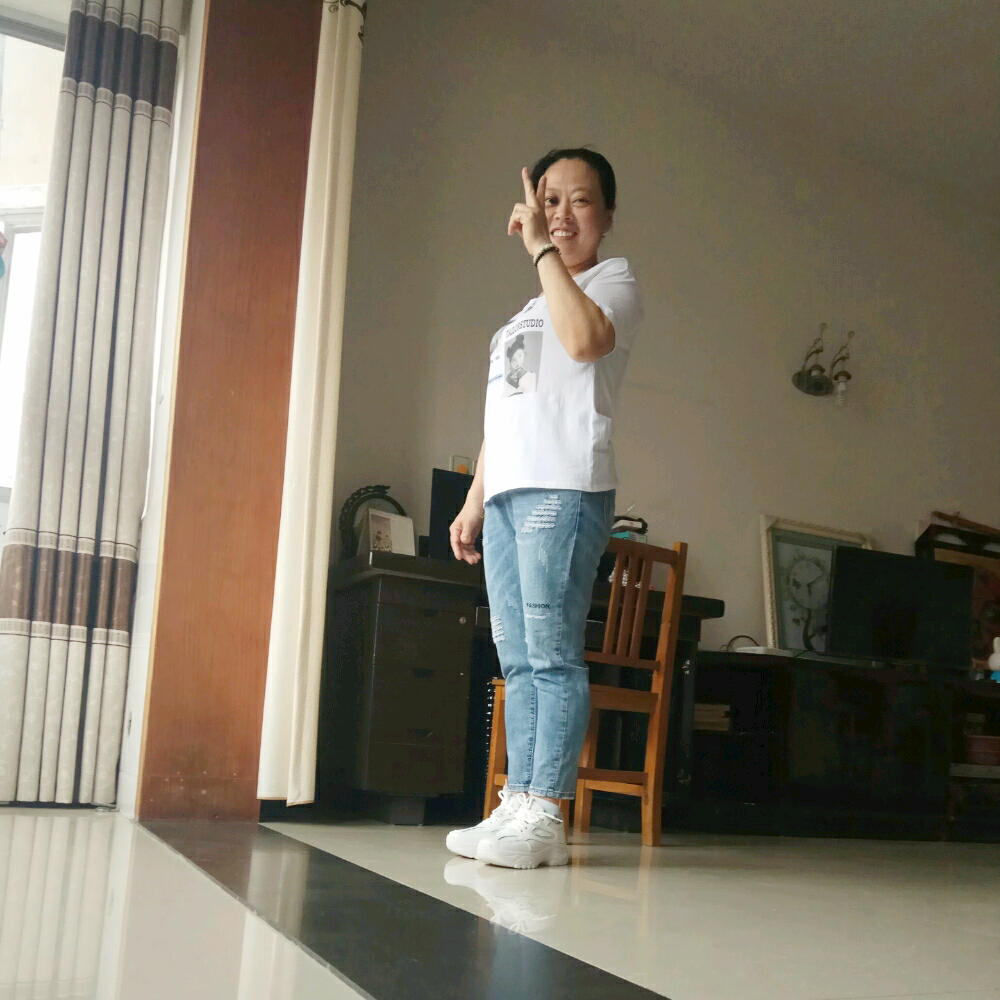 离歌蹁跹笑点低的照片