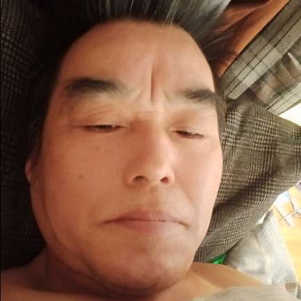 单身闻枫叶的照片