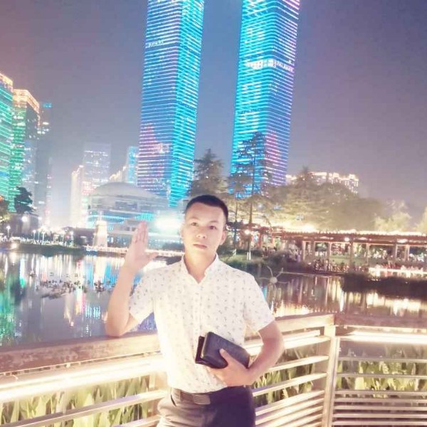 小蝴蝶笑美丽的照片