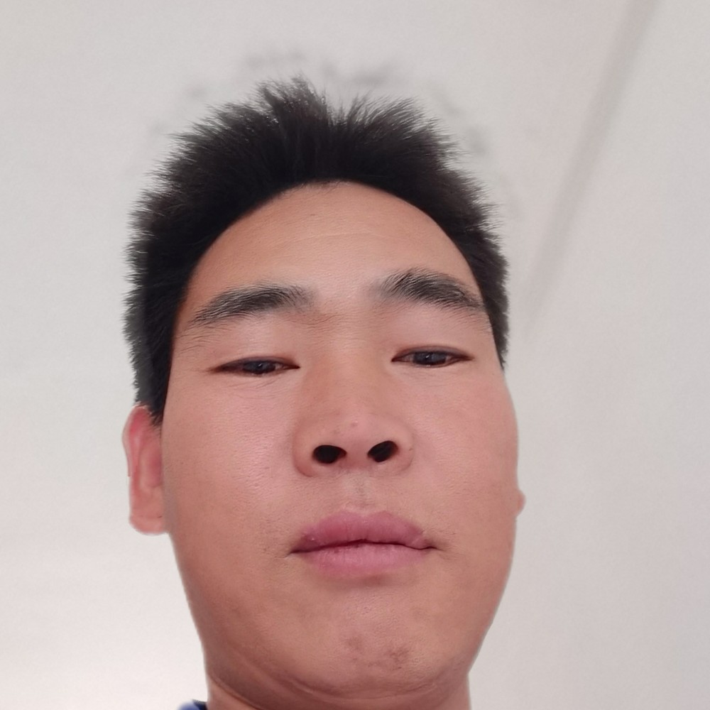 野狼浅吻饱满的照片
