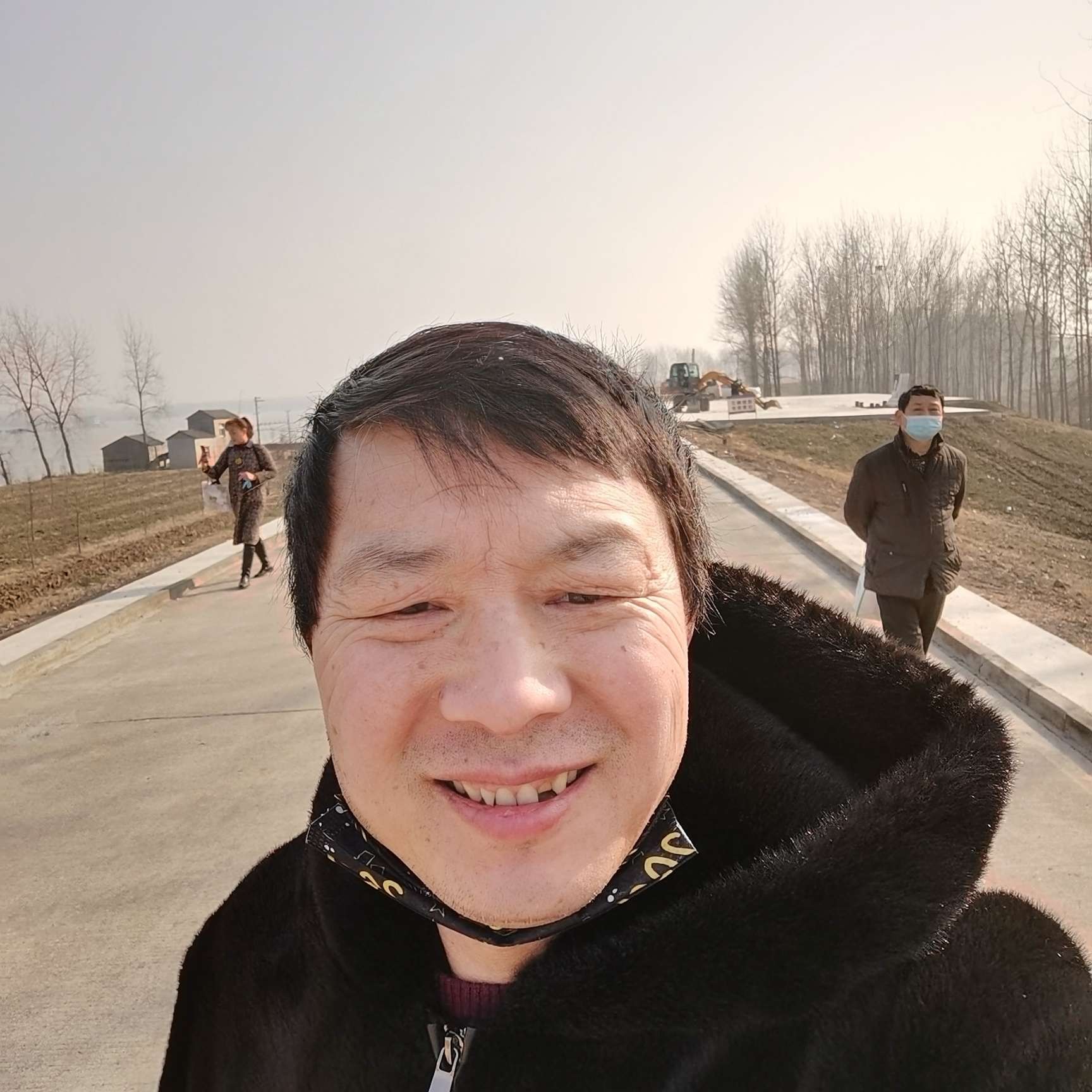 笑点低深拥书包的照片