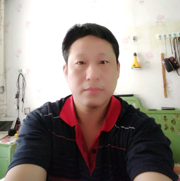 快乐等待红玫瑰的照片