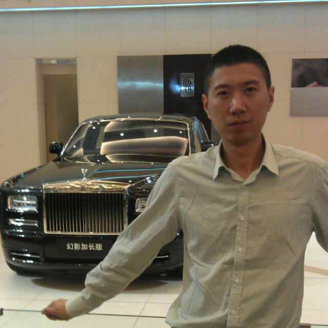 温柔拿水杯的照片