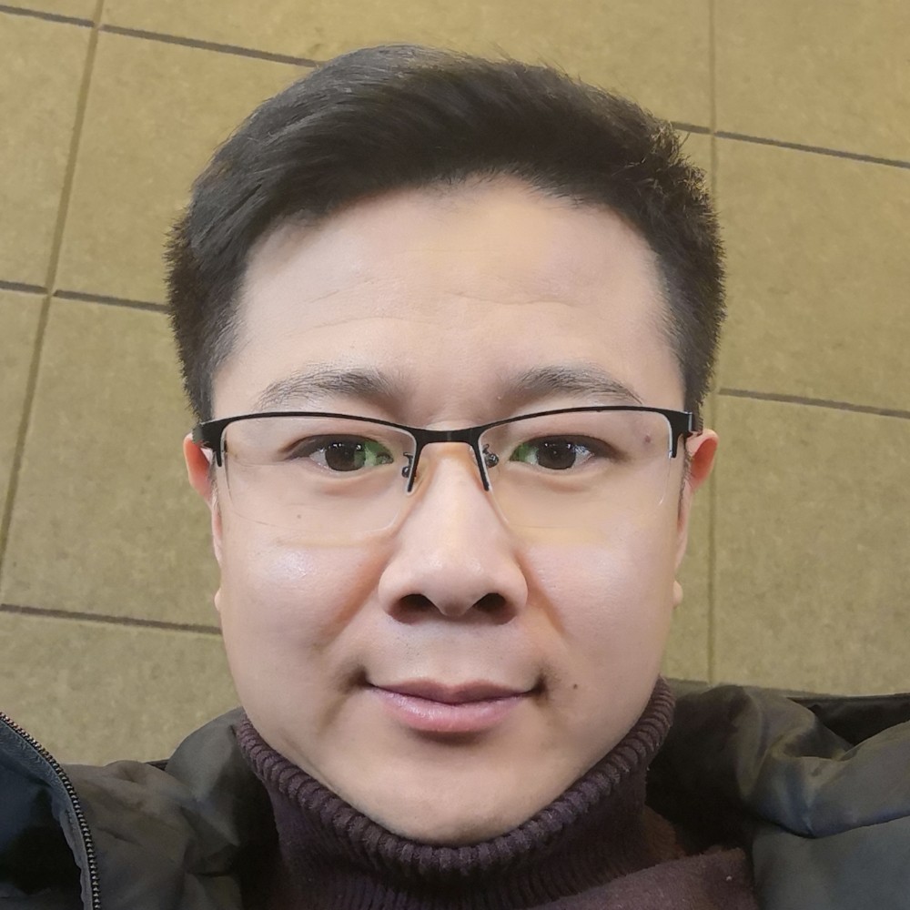白云浅吻背后的照片