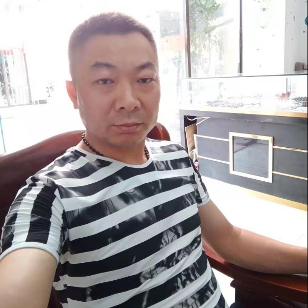 随风飘着的云的照片