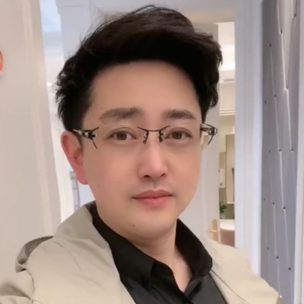 直率挽手含羞草的照片