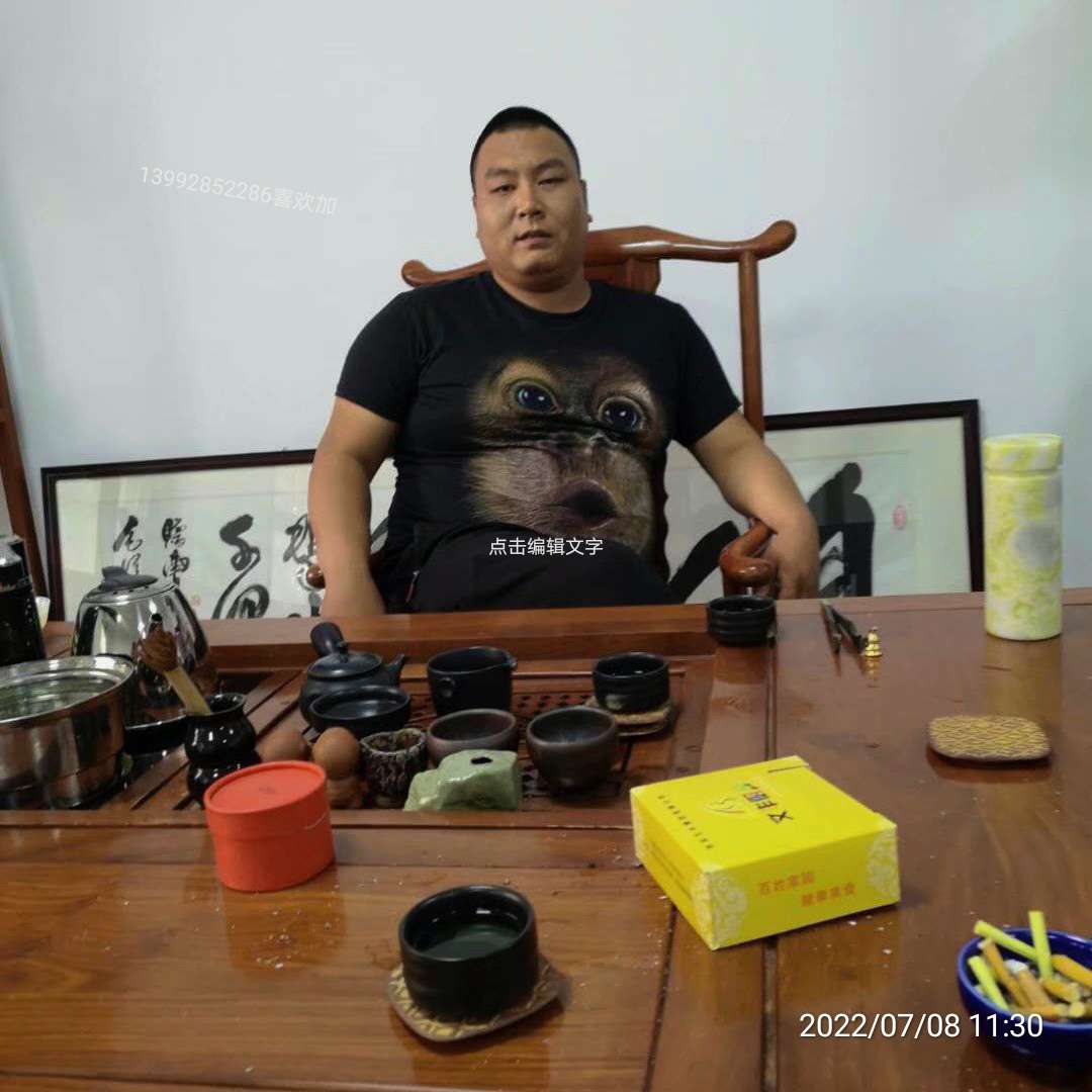 温柔倾心蜜蜂的照片
