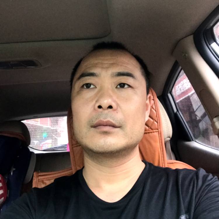 石头凝眸冷酷的照片