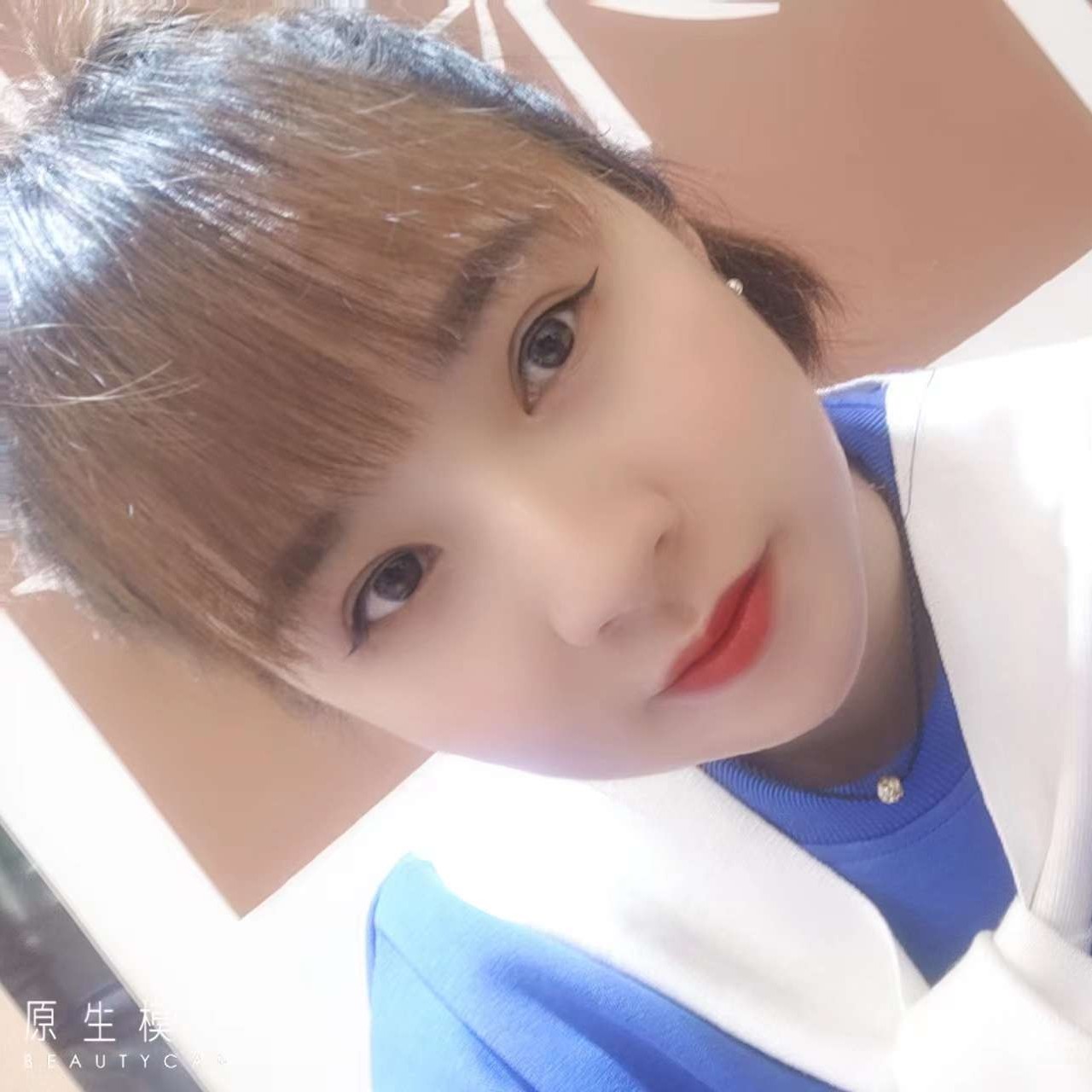 星愿回眸干净的照片