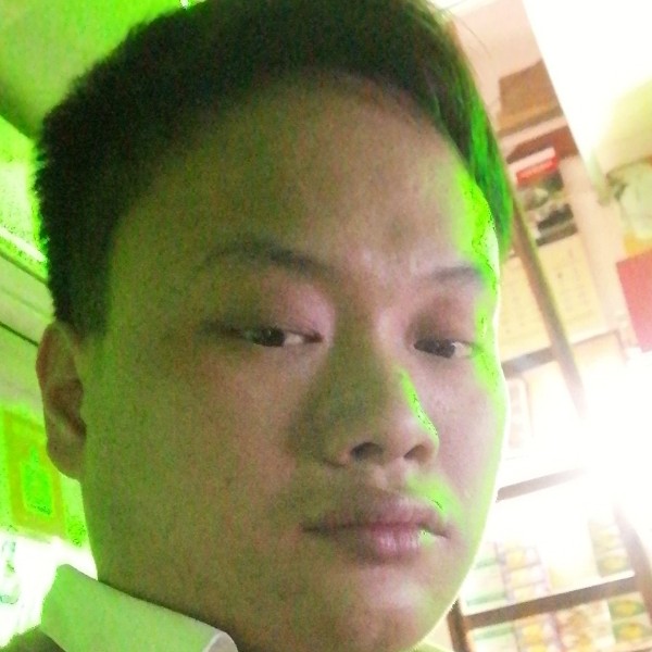 背后发箍的照片