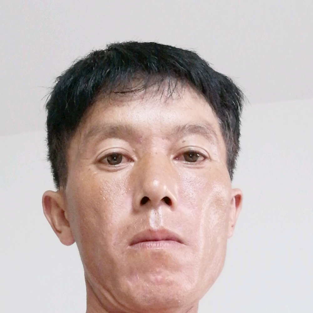 恬静挽手水影的照片