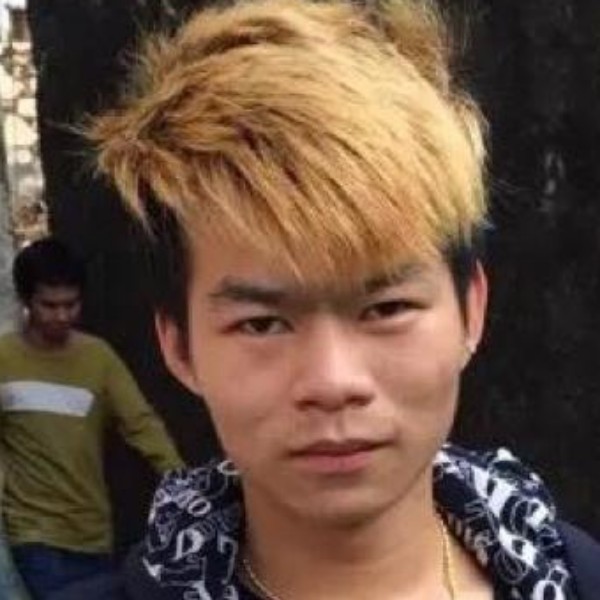 可爱深拥微笑的照片