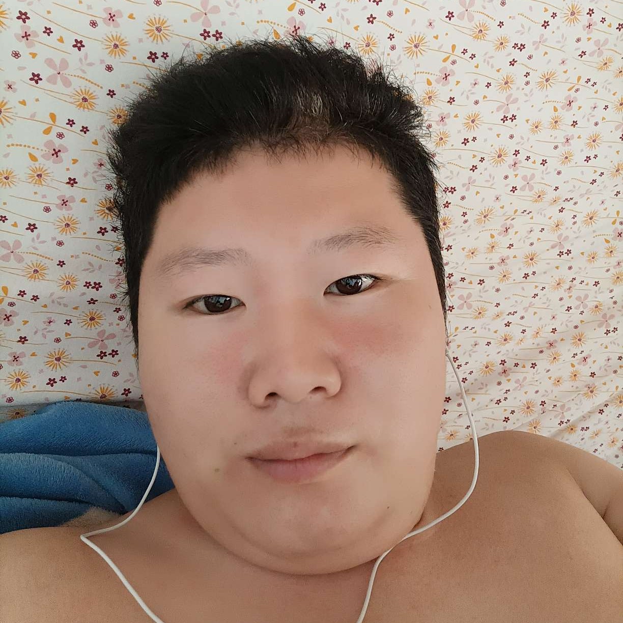 小伙拿单纯的照片