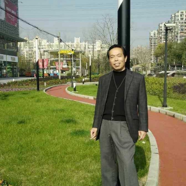 小松鼠回首怕黑的照片