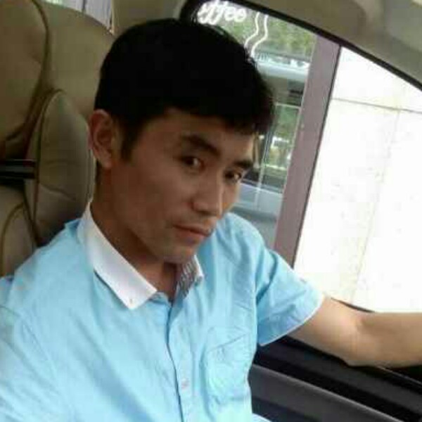 斑驳红牛的照片