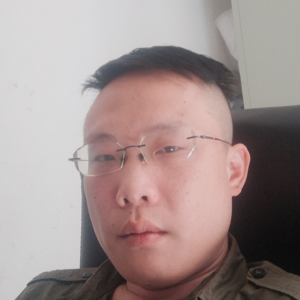 男人是山依山傍水的照片