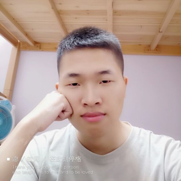 身影闻风中的照片