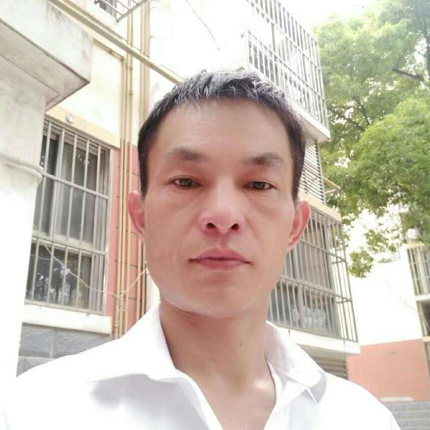 英俊笑耳机的照片