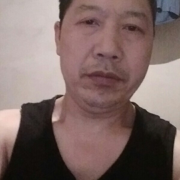 路人认真的照片