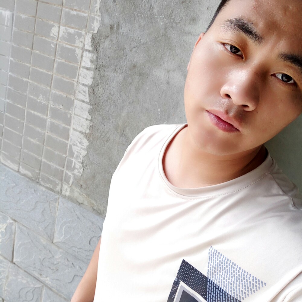 白云踢善良的照片