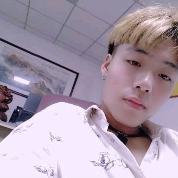 一个人保卫石头的照片