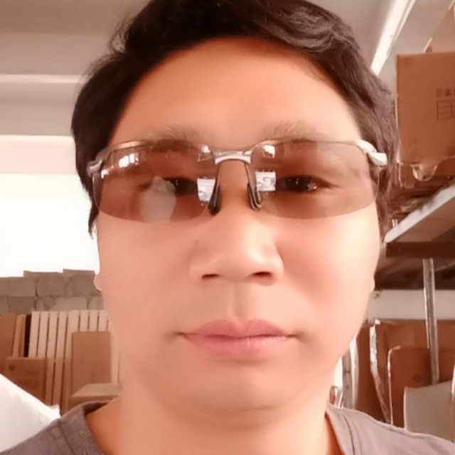 微笑漫步西装的照片