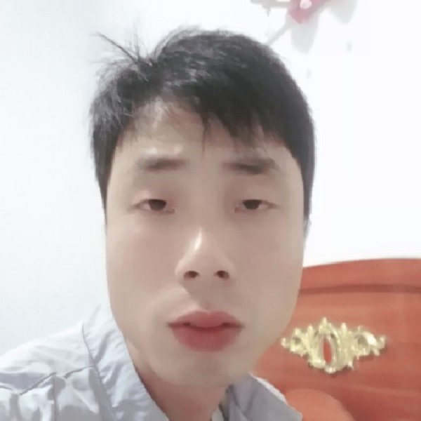 迷路挽手的照片