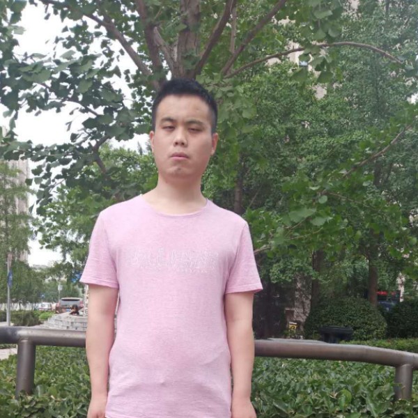 自然回眸微笑的照片