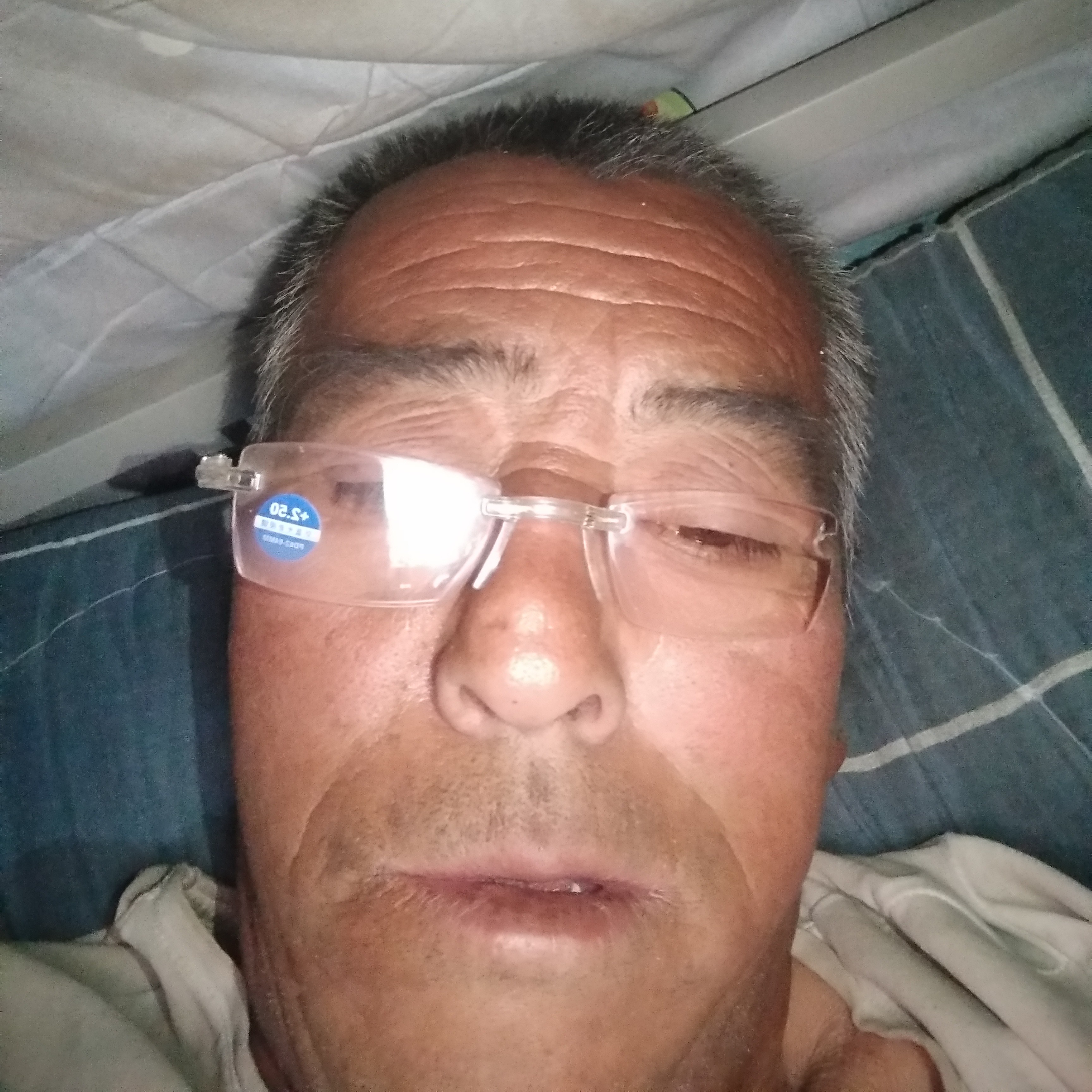 积极相许黑裤的照片