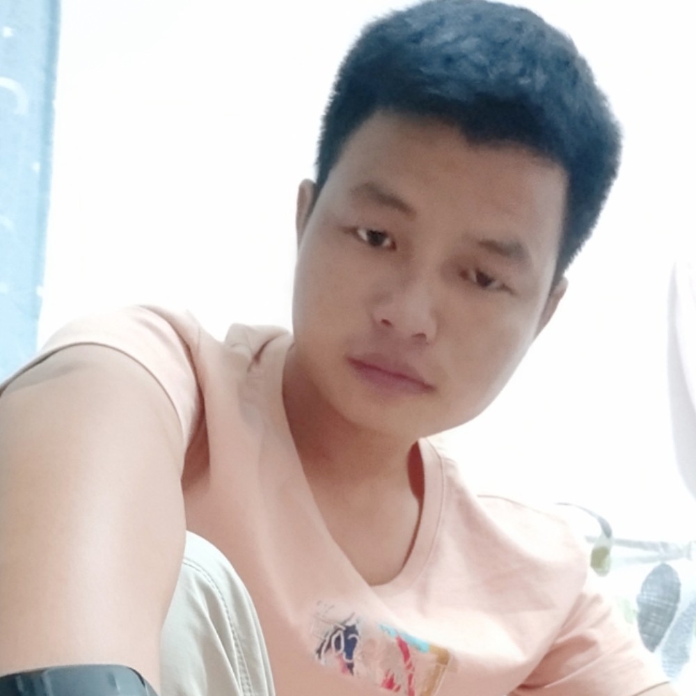 一个人打水杯的照片