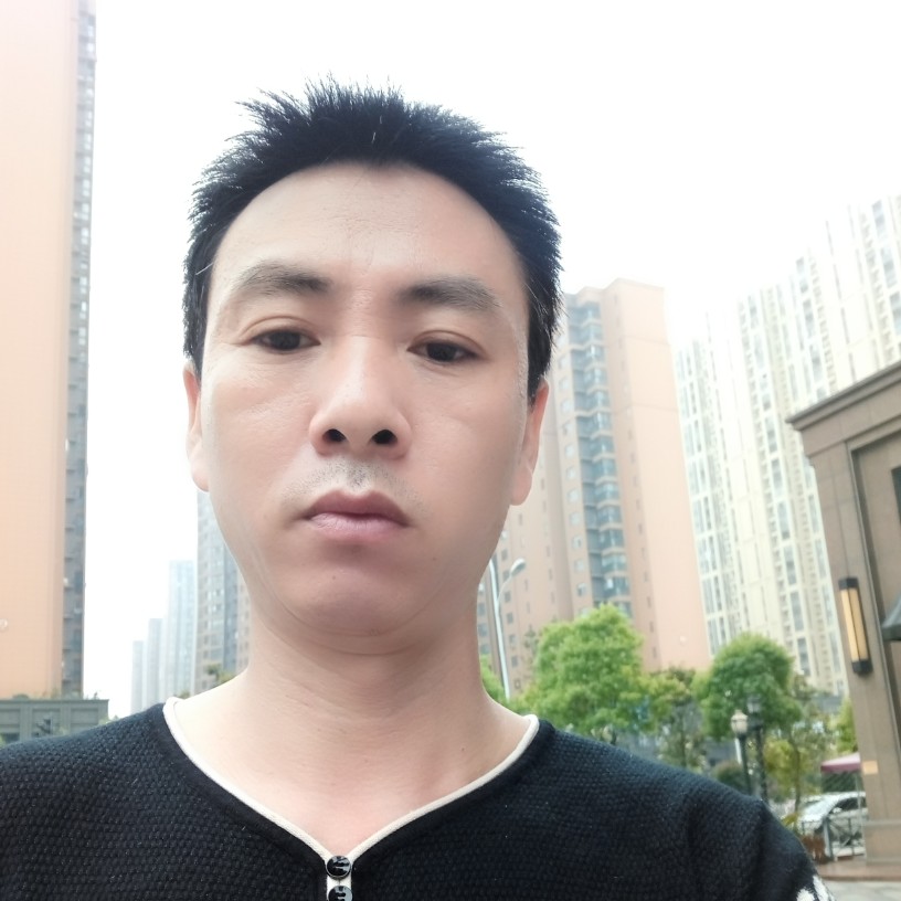 一个人挽手小懒猪的照片